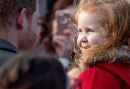 Le prince Harry a rencontré une petite fille rousse et sa réaction vaut le détour (vidéo)