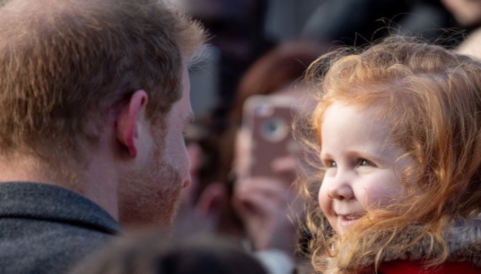 Le Prince Harry A Rencontre Une Petite Fille Rousse Et C Est Mignon