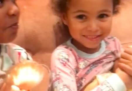 Sur les réseaux sociaux, la vidéo de ces deux petites filles en train d'allaiter fait polémique