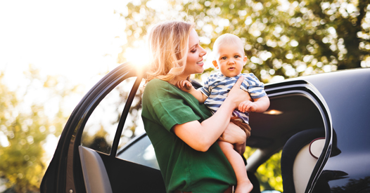 Autofahren mit Baby: 4 Tipps, damit ihr sicher ans Ziel kommt