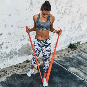 Ejercicios con theraband: la forma más eficaz de entrenar desde casa