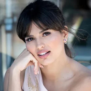 Sara Sálamo recibe el premio Belleza Comprometida en el Festival de Málaga