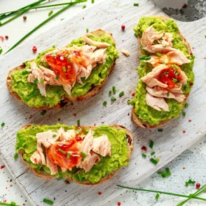 Tres recetas de tostas perfectas para una cena con amigos
