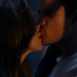 Dani Martín y Blanca Suárez se comen a besos en "Emocional"