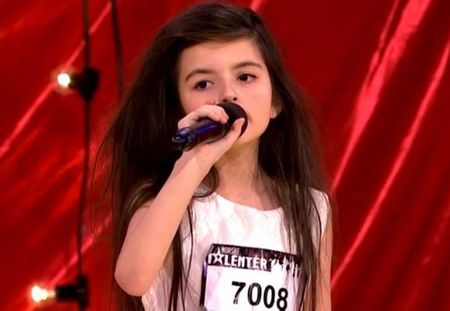 A 7 ans à peine, cette petite fille et sa chanson vont vous donner des frissons ! (vidéo)