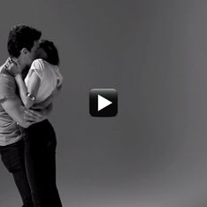 Video/ Baciami: 20 sconosciuti si baciano per la prima volta. All'inizio c'è imbarazzo, ma poi...