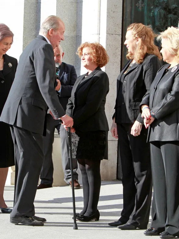 Los Reyes, doña Letizia y doña Elena arropan a las víctimas del 11M