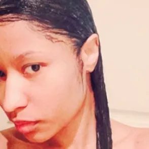 Nicki Minaj en la ducha y sin maquillaje
