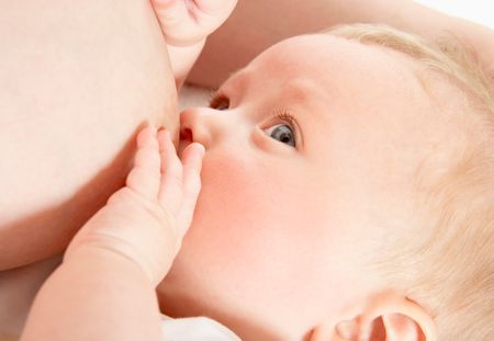 Le lait maternel, mauvais pour les dents de bébé ?