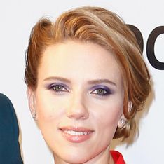 Scarlett Johansson : On copie son maquillage violine pour le printemps