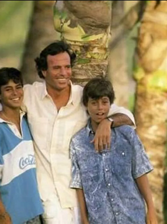 Julio José y Enrique Iglesias: dos maneras de entender el día del padre