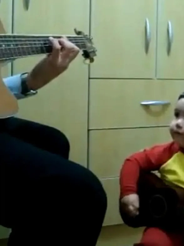 Un niño de 2 años canta The Beatles con su padre