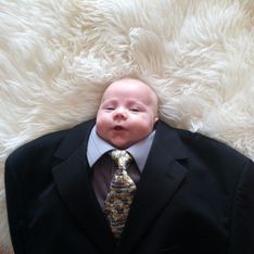 Baby suiting, la moda de vestir bebés con trajes que arrasa en Internet