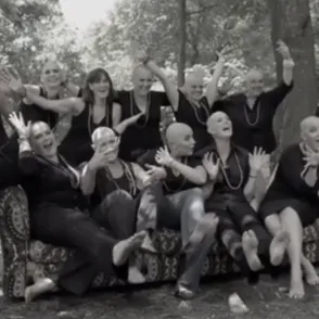 Borstkanker: Ze scheren hun hoofd om hun zieke vriendin te steunen (video)