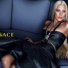 Lady Gaga posa sin maquillar para Versace pero ¡con mucho Photoshop!