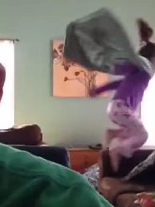 Hilarische video's van de papa van twee kleine meisjes die de dag turbulent beginnen (video)