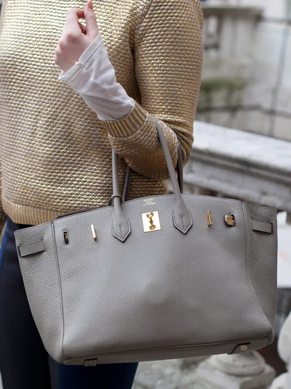 25 cosas innecesarias que llevas en el bolso