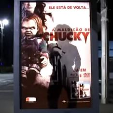 Video/Chucky, la bambola assassina, diventa reale. E se la incontrassi alla fermata del bus?