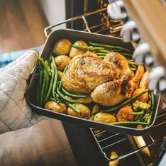 Pollo al horno: cómo lograr que quede un plato jugoso y crujiente