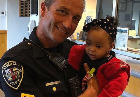 Ce policier sauve un bébé en train de s’étouffer et devient un héros