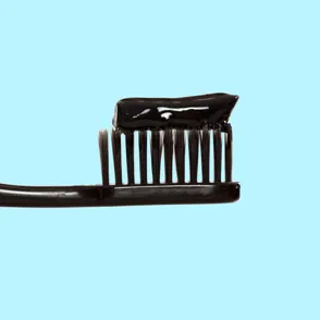 Schwarze Zahnpasta im Test: Macht sie die Zähne wirklich weißer?