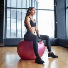 6 ejercicios con fitball para tonificar el abdomen y mejorar el equilibrio