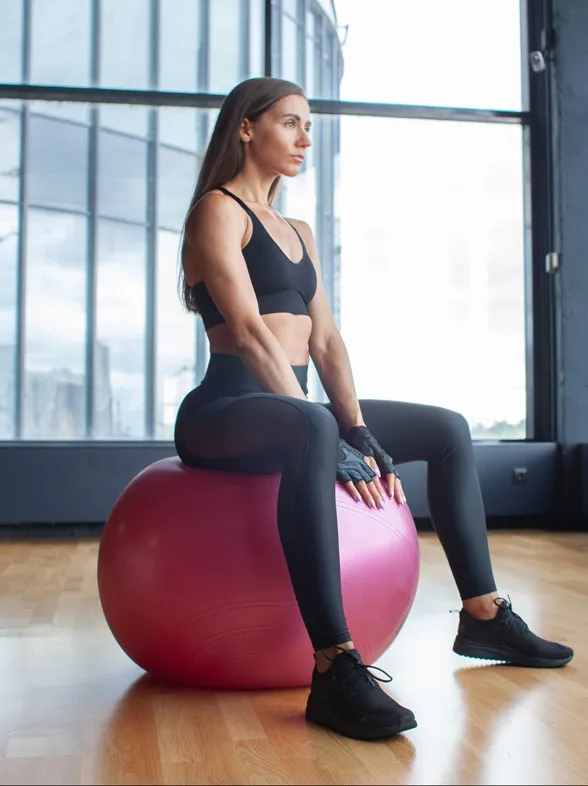 6 ejercicios con fitball para tonificar el abdomen y mejorar el equilibrio