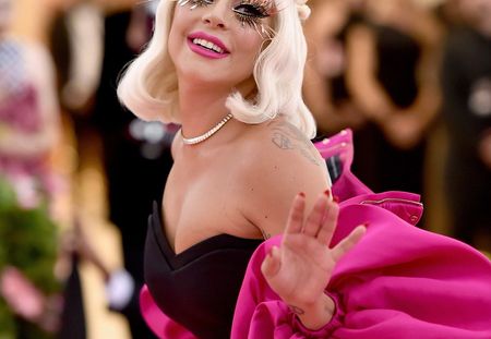 Attendez de voir de plus près les détails du beauty look de Lady Gaga au Met Gala