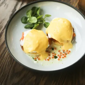 Huevos benedictinos: los reyes del 'brunch' paso a paso