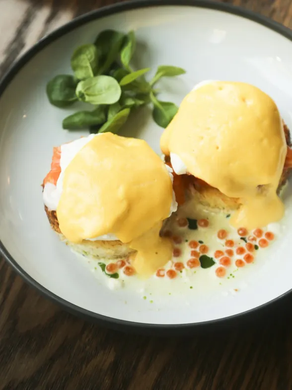 Huevos benedictinos: los reyes del 'brunch' paso a paso