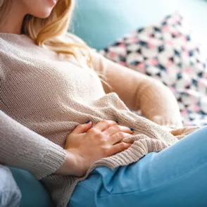 Unterleibsschmerzen, aber keine Periode? Das sollten Frauen wissen