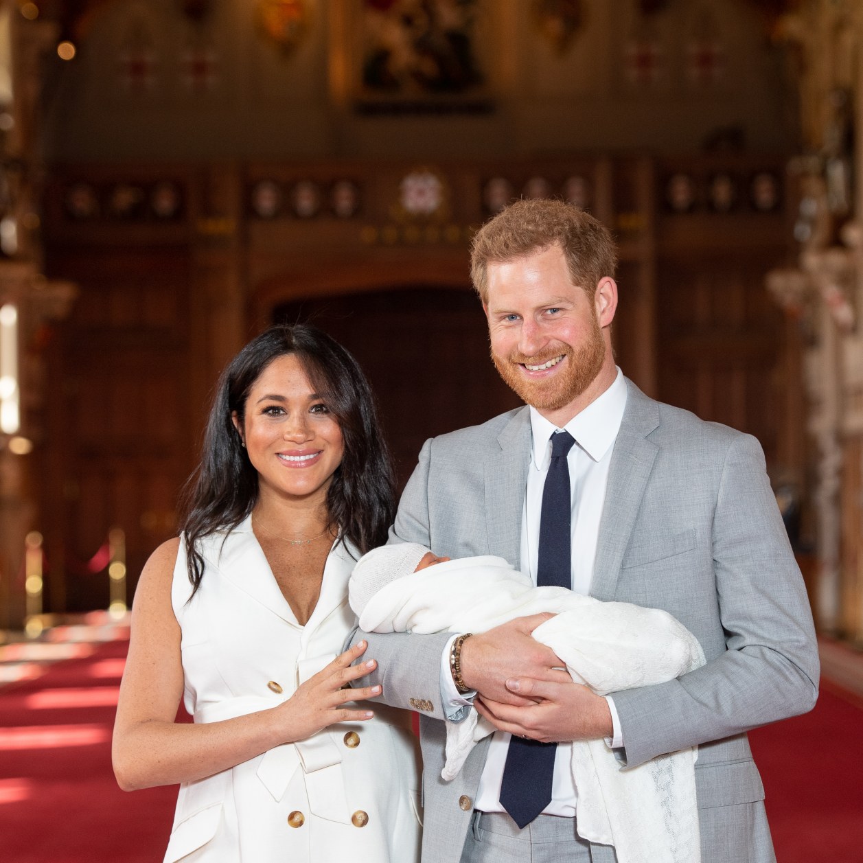 Meghan Markle et le Prince Harry présentent officiellement leur bébé au public (VIDEO)