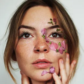 4 pasos imprescindibles para mimar tu pelo y tu piel esta primavera