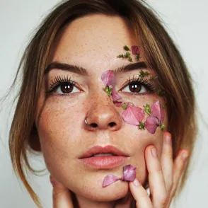 4 pasos imprescindibles para mimar tu pelo y tu piel esta primavera