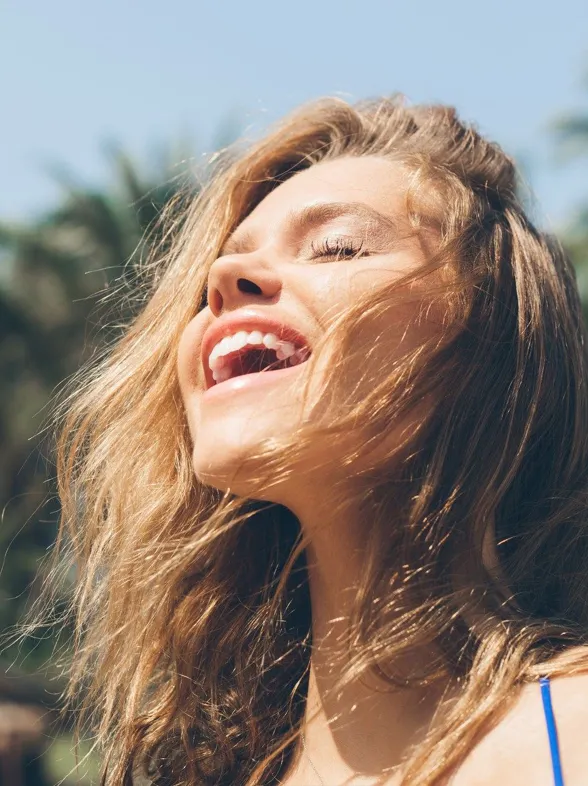 ¿Hay que cortar el pelo antes de verano? Mitos y verdades sobre el cabello