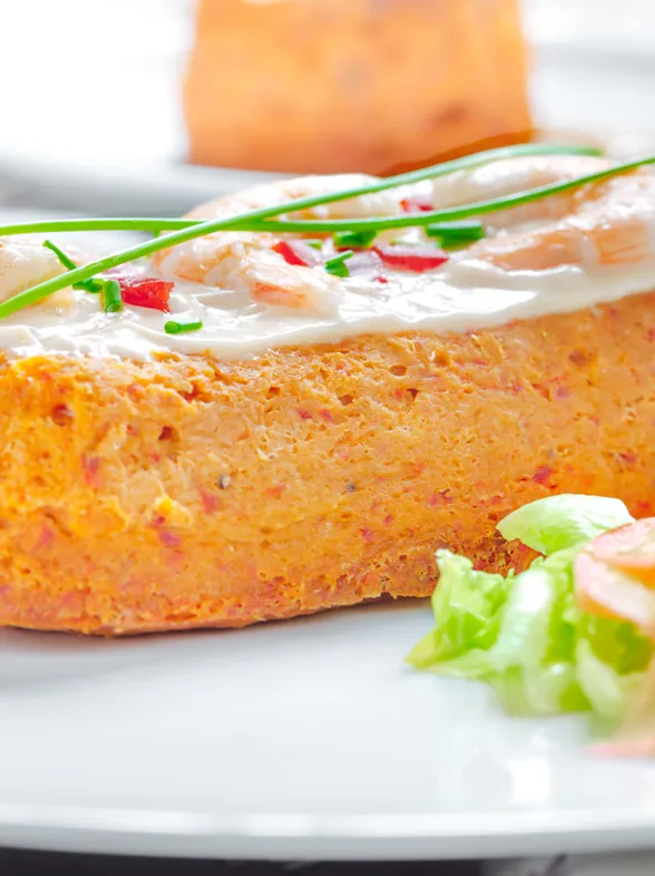 ¿No sabes qué llevar a una cena con amigos? Apuesta por un pastel de atún delicioso y, ¡rápido!