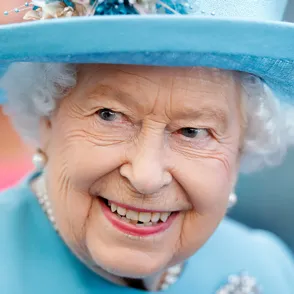 Conviértete en community manager de Isabel II por 2.800€ al mes