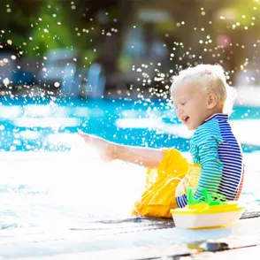¿Cuáles son los accesorios más seguros para proteger a tu bebé en la piscina?