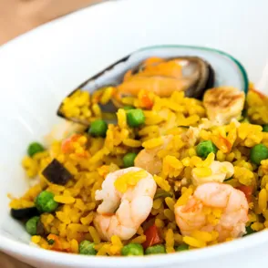 Arroz con gambas: la receta perfecta para cocinar con amigos