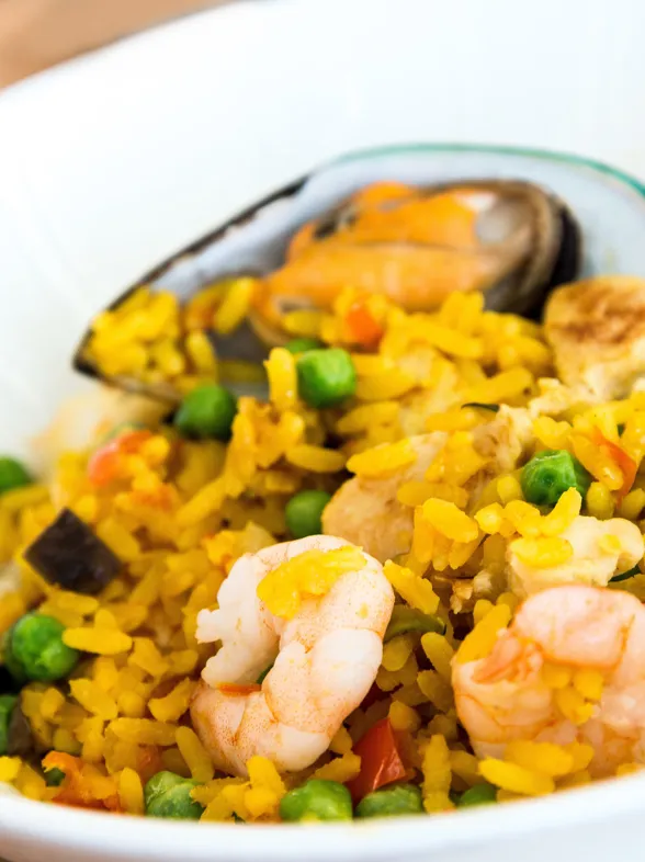 Arroz con gambas: la receta perfecta para cocinar con amigos