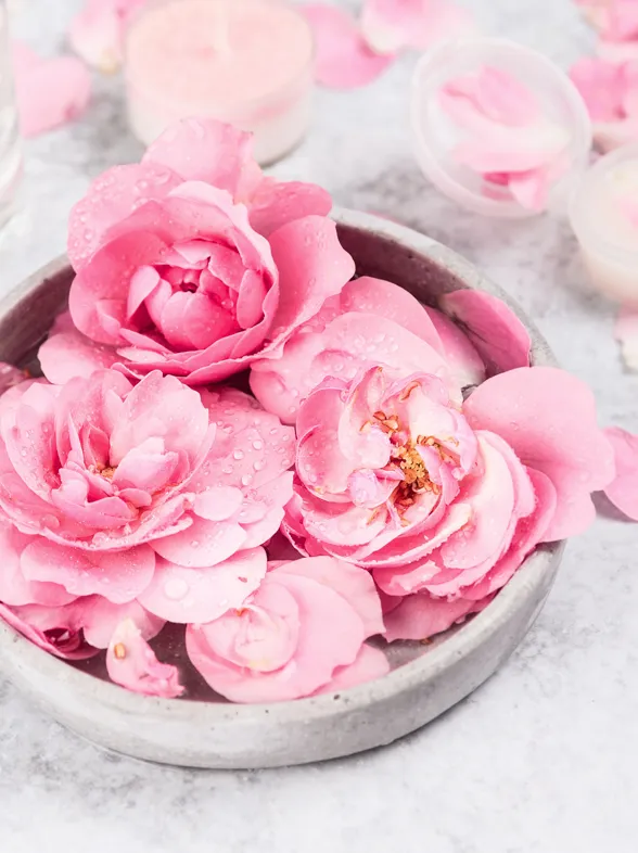 ¿Aún no conoces todos los beneficios que el agua de rosas tiene en tu piel?