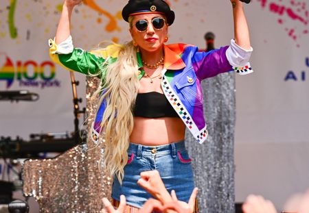 Lady Gaga fait une apparition surprise à la Gay Pride de New York avec un message poignant (photos)