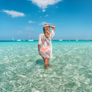 El cover up es la prenda estrella para tus looks de playa