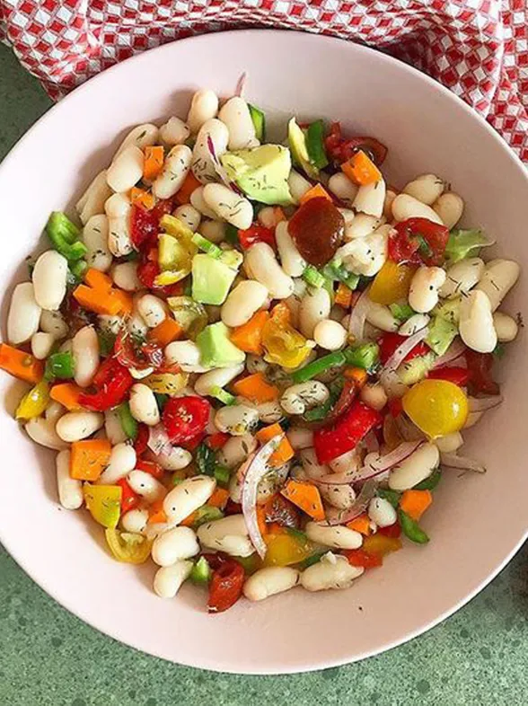 Ensalada de judías blancas: un plato nutritivo y apetecible para el verano