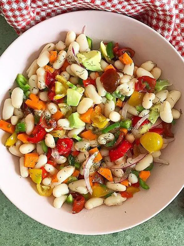 Ensalada de judías blancas: un plato nutritivo y apetecible para el verano