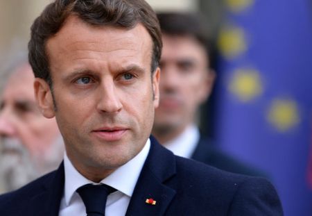 Emmanuel Macron appelé à lutter pour protéger l’IVG, loin d'être un acquis définitif