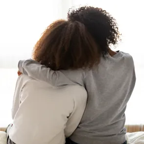 A mi hija le ha venido la regla: ¿cómo afrontar la primera charla?