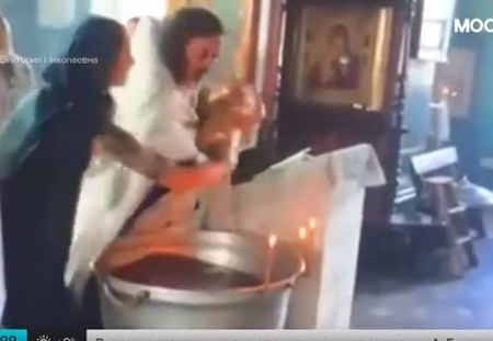 Un prêtre suspendu après s'être montré violent sur un bébé lors d'un baptême (vidéo)