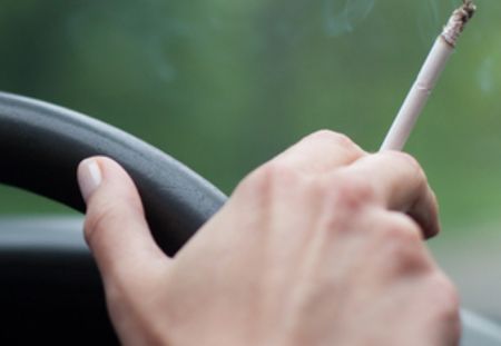 Fumer en voiture en présence d'un enfant est désormais interdit en Belgique