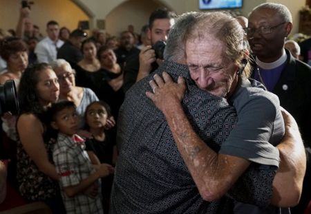 Après la tuerie d’El Paso, des centaines d’anonymes viennent soutenir un veuf éploré